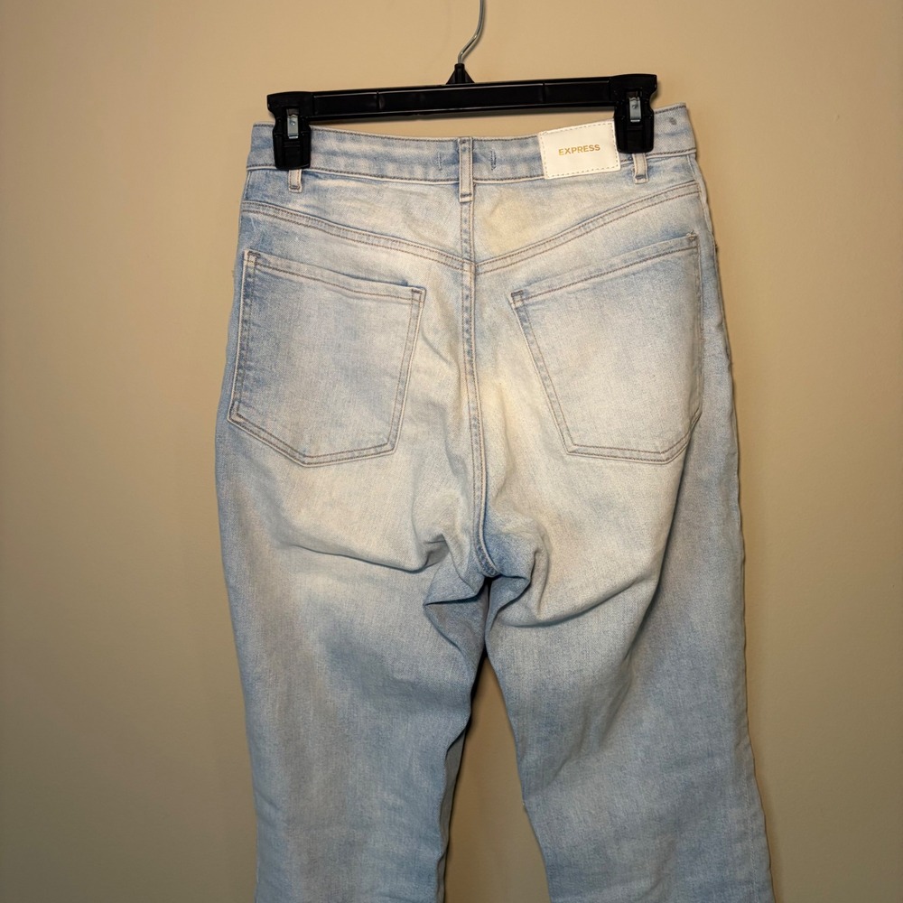 EXPRESS Curvy Mom Jeans Light Wash Distressed Frayed Hem Size 4 - Picture 4 of 10
